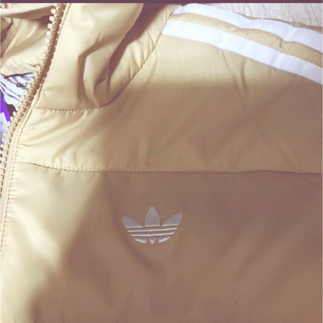 adidas(アディダス)のadidasオリジナルス新品　フード付きプレミアムスリムジャケット レディースのジャケット/アウター(ダウンジャケット)の商品写真