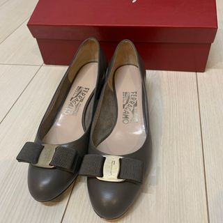 サルヴァトーレフェラガモ(Salvatore Ferragamo)の美品 フェラガモ　パンプス　VARA グレー(ハイヒール/パンプス)