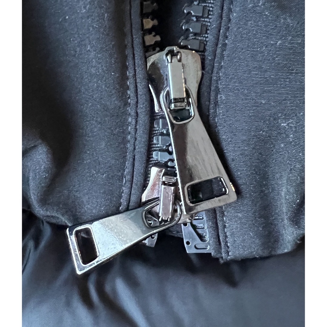 MONCLER(モンクレール)の美品monclerモンクレーBLAVETファー付ブラベット ブラック　サイズ1 レディースのジャケット/アウター(ダウンジャケット)の商品写真