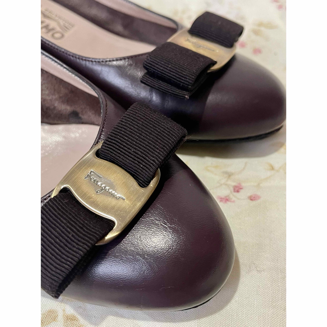 Salvatore Ferragamo(サルヴァトーレフェラガモ)のFerragamo  レアカラー　パープル　ヴァラパンプス　サイズ7D レディースの靴/シューズ(ハイヒール/パンプス)の商品写真