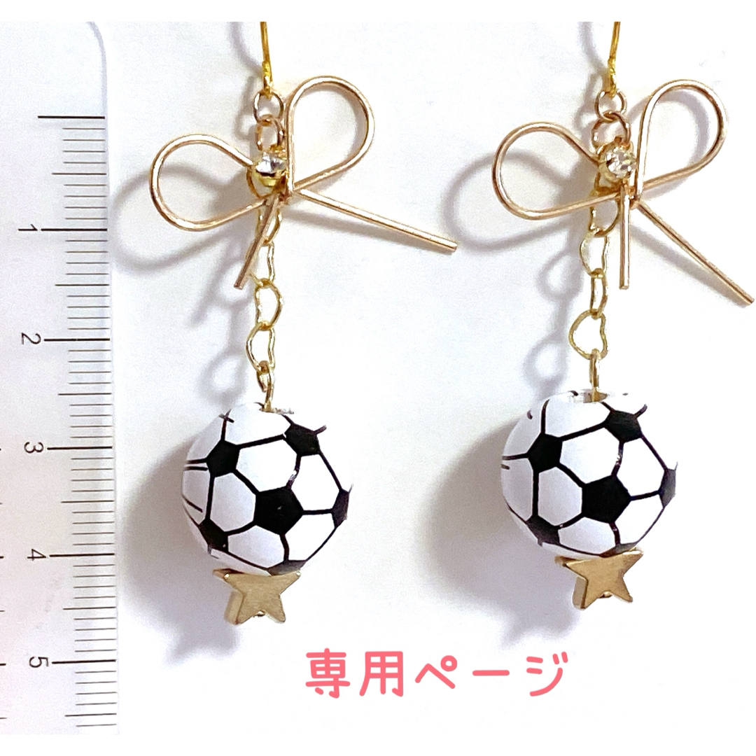 上品／リボン×揺れる ふわボールピアス・イヤリング／ブラック　★ラスト1セット★ ハンドメイドのアクセサリー(ピアス)の商品写真