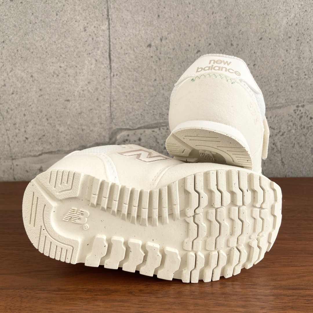 New Balance(ニューバランス)の【新品】16.5センチ オフホワイト ニューバランス スニーカー キッズ キッズ/ベビー/マタニティのキッズ靴/シューズ(15cm~)(スニーカー)の商品写真
