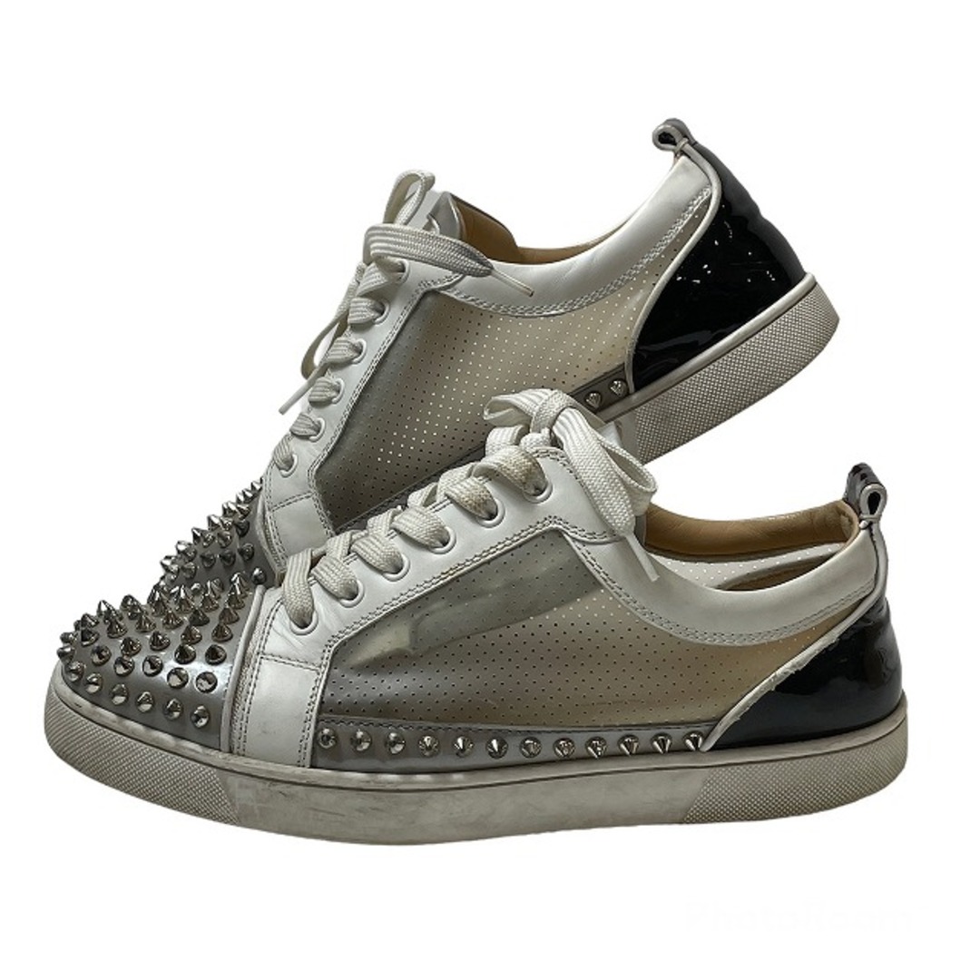 Christian Louboutin(クリスチャンルブタン)のクリスチャン・ルブタン(Christian Louboutin) 3200522  スパイクスタッズ ローカットスニーカー / Sosoxy Junior Spikes スニーカー 41.5（約26.5cm） メンズ (カラー：ホワイト×シルバー系) 【Bランク】【中古】 メンズの靴/シューズ(スニーカー)の商品写真