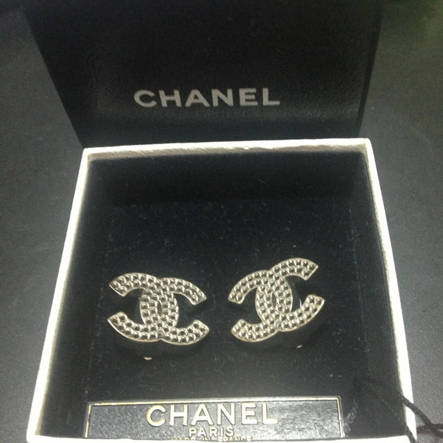CHANEL - シャネルパンチングイヤリング