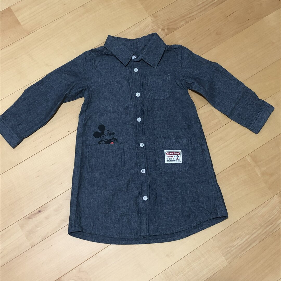 【新品未使用】デニム調シャツワンピース 100サイズ キッズ/ベビー/マタニティのキッズ服女の子用(90cm~)(ワンピース)の商品写真