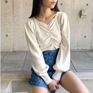 エモダ(EMODA)のEMODA ギャザーパフニットTOPS(ニット/セーター)