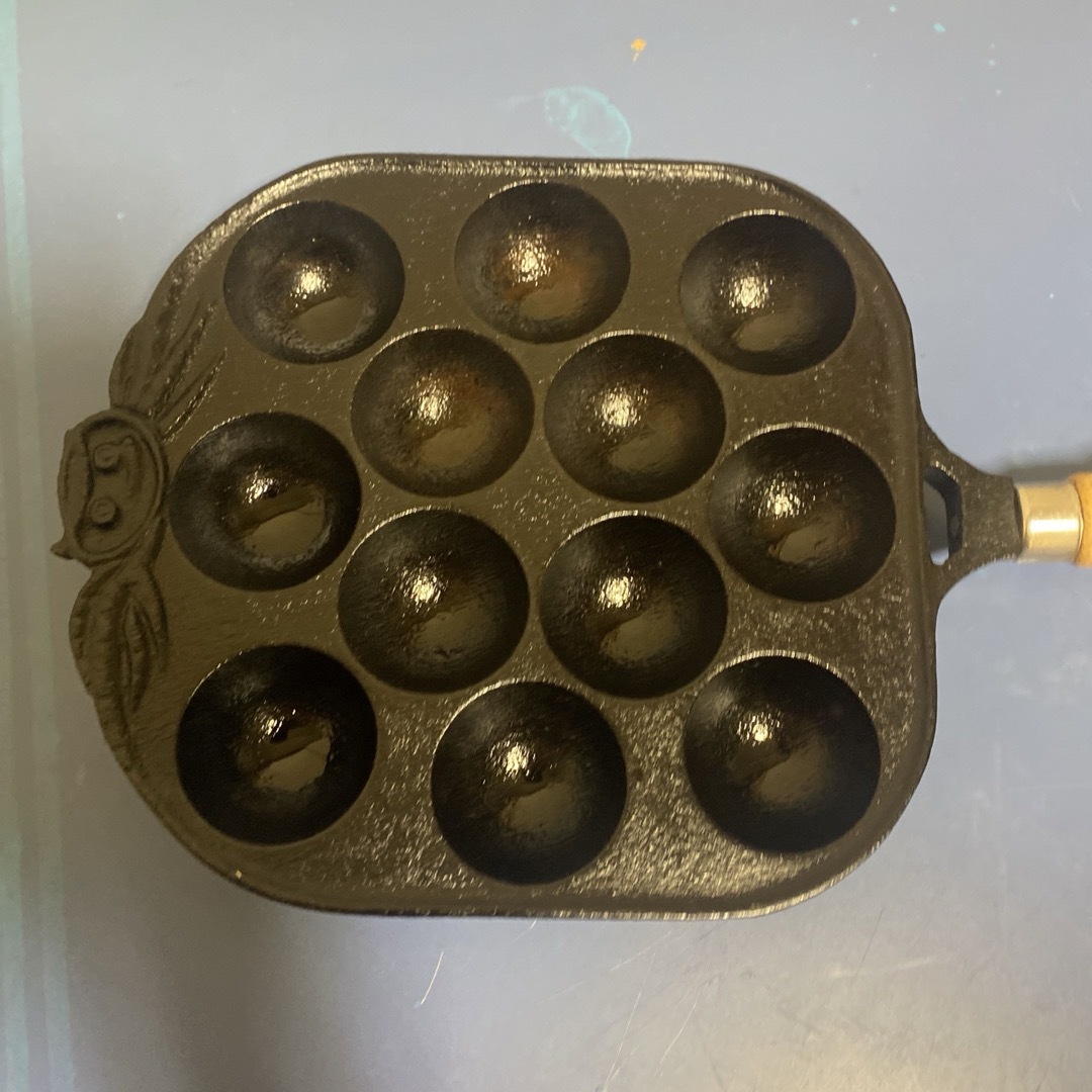 鋳鉄たこ焼き器12穴たこ焼きプレート スマホ/家電/カメラの調理家電(たこ焼き機)の商品写真