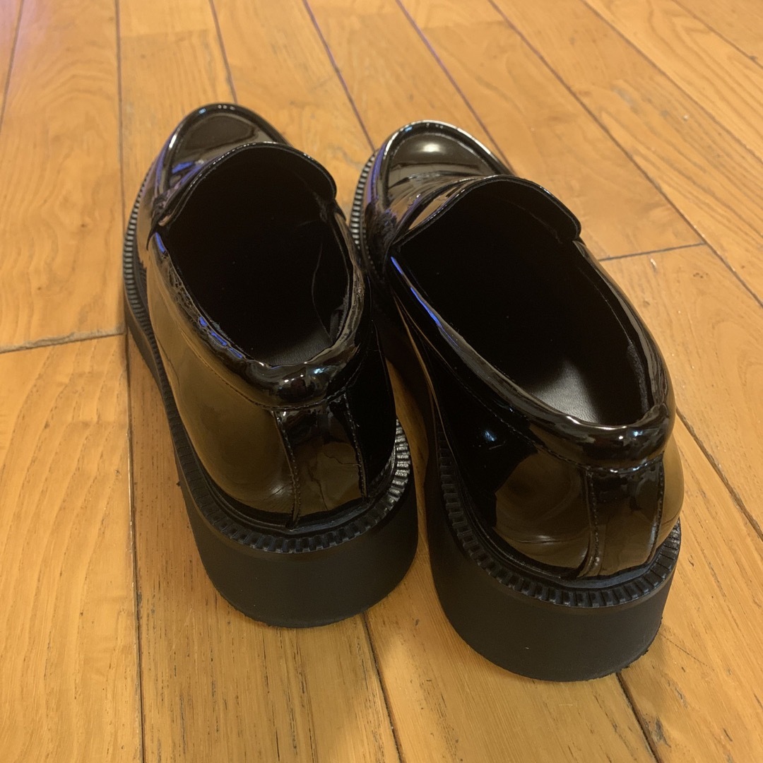 ZARA フラットパテントフィニッシュローファー レディースの靴/シューズ(ローファー/革靴)の商品写真