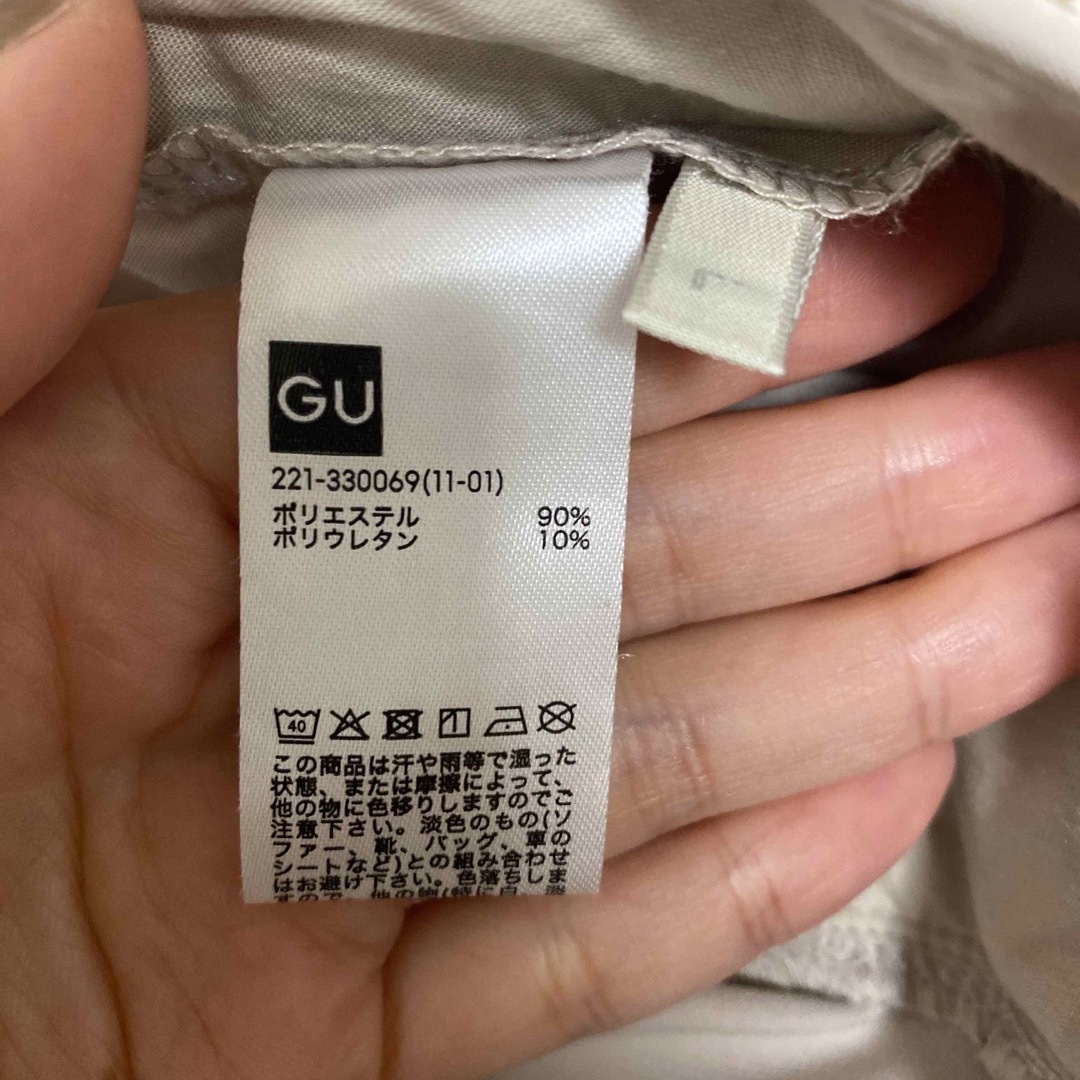 GU(ジーユー)のGU ベージュ フレアパンツ Lサイズ レディースのパンツ(カジュアルパンツ)の商品写真