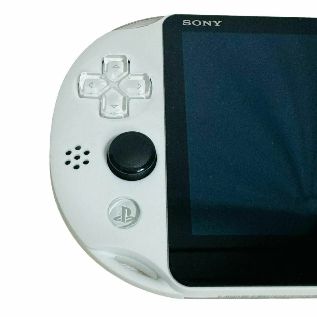 SONY(ソニー)の【ほぼ未使用】 PSVita PCH-2000 グレイシャー・ホワイト エンタメ/ホビーのゲームソフト/ゲーム機本体(家庭用ゲーム機本体)の商品写真