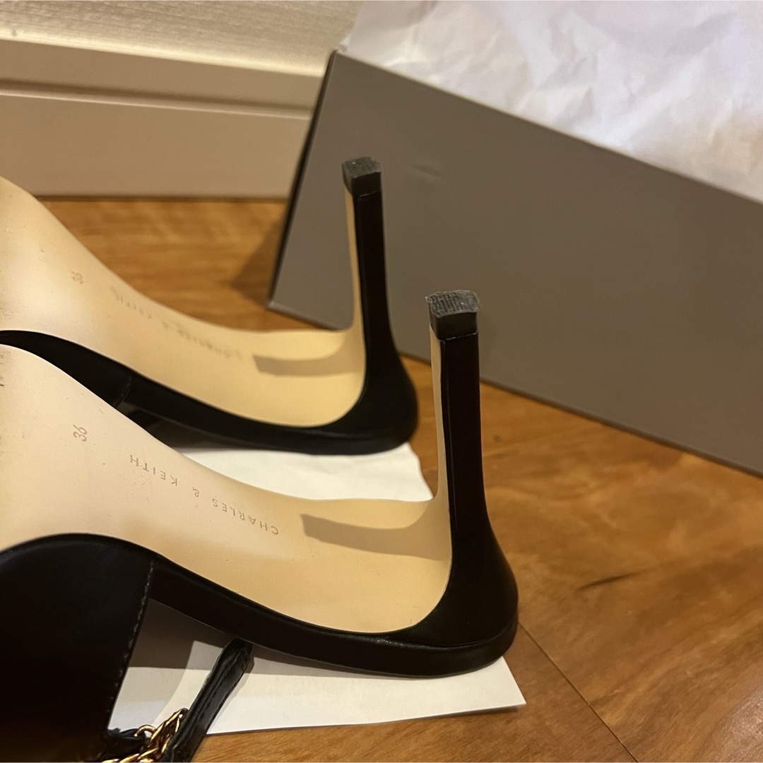 Charles and Keith(チャールズアンドキース)の【美品】チェーンリンク スリングバックスティレットパンプス  レディースの靴/シューズ(ハイヒール/パンプス)の商品写真