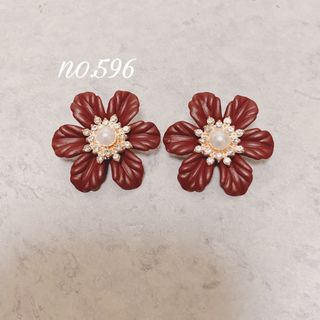 no.596 フラワー レッド パール ビジュー ピアス、イヤリング(ピアス)