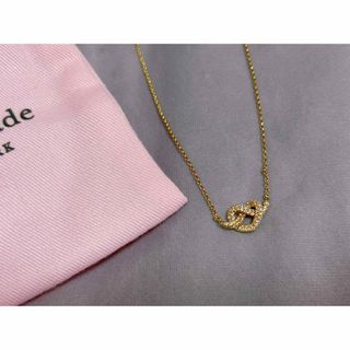 ケイトスペードニューヨーク(kate spade new york)の【新品・未使用】ケイトスペード　ラブミーノットミニペンダント(ネックレス)