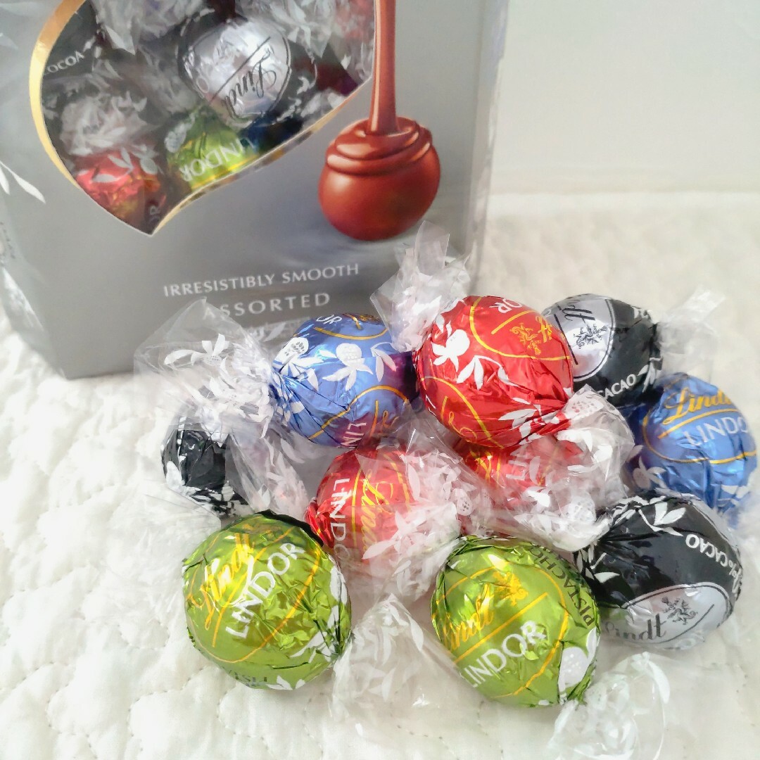 Lindt(リンツ)のリンツ リンドール シルバーアソート チョコレート ミルク チョコ 12個 食品/飲料/酒の食品(菓子/デザート)の商品写真