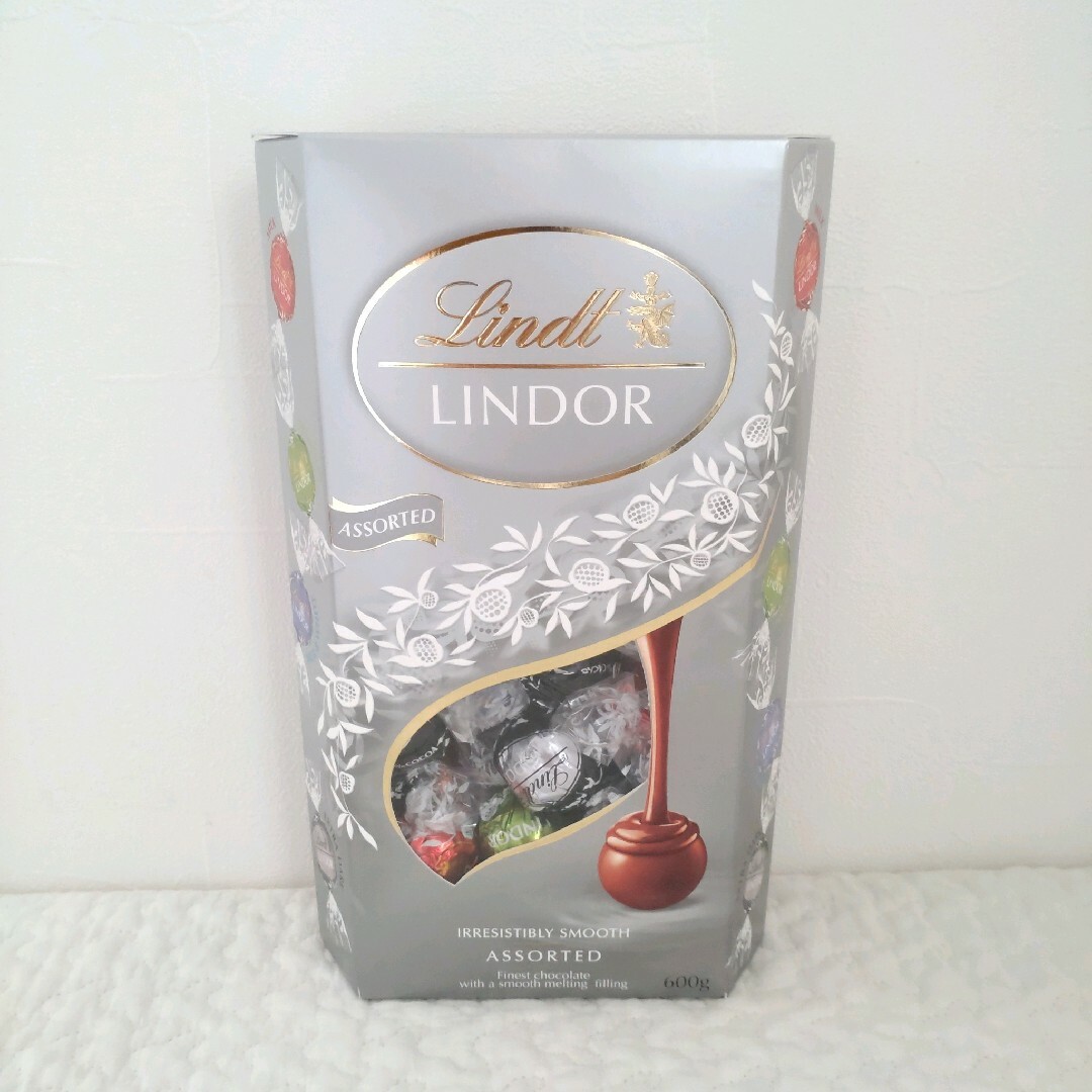 Lindt(リンツ)のリンツ リンドール シルバーアソート チョコレート ミルク チョコ 12個 食品/飲料/酒の食品(菓子/デザート)の商品写真