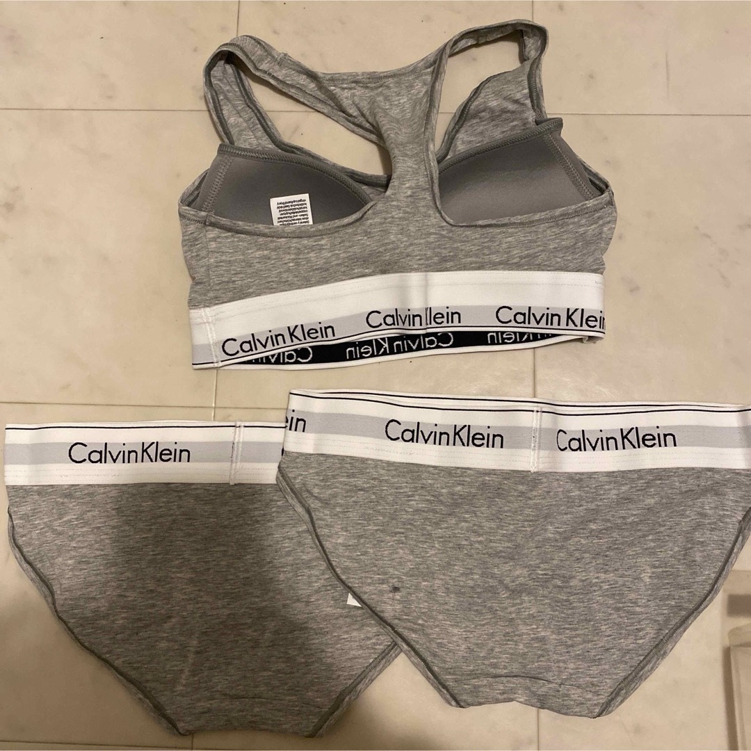 Calvin Klein(カルバンクライン)のカルバンクライン　チューブトップ　ブラ&ショーツ 上下セット レディース グレー レディースの下着/アンダーウェア(ブラ&ショーツセット)の商品写真