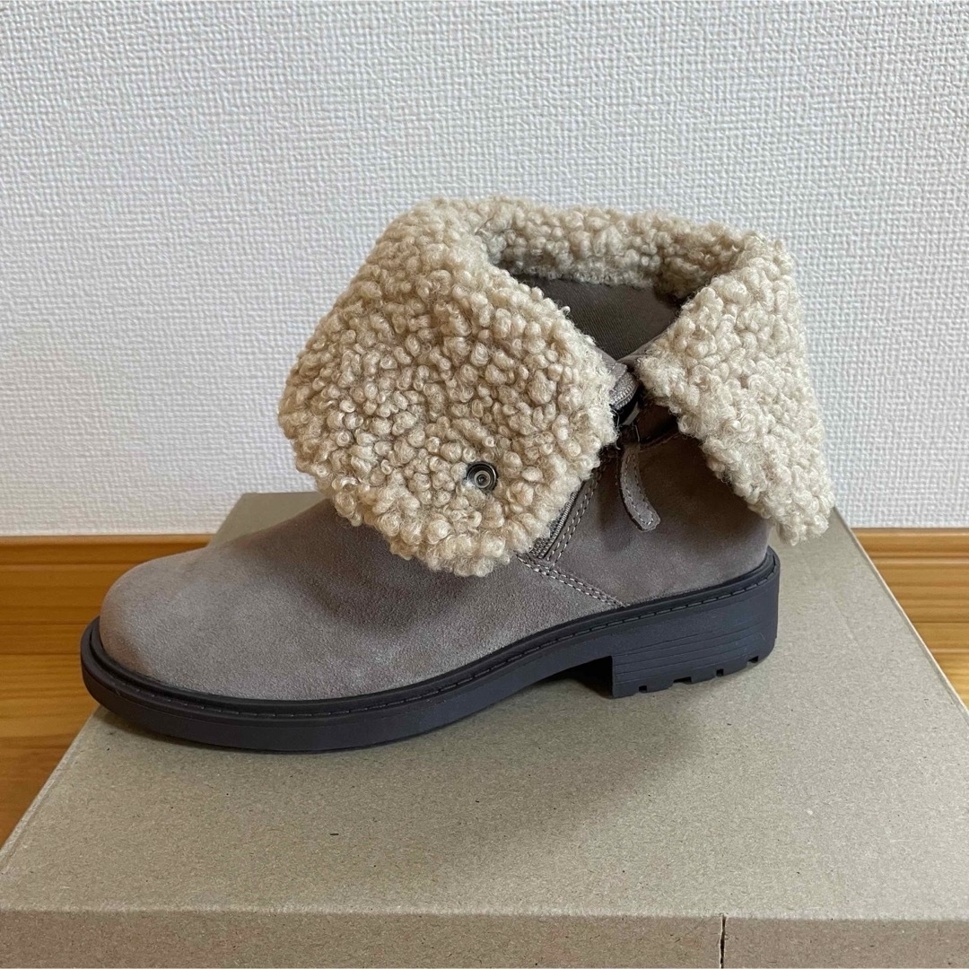 Clarks(クラークス)の【新品】クラークス 2way ボアブーツ Opal Zip スエード ベージュ レディースの靴/シューズ(ブーツ)の商品写真