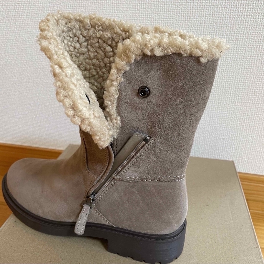 Clarks(クラークス)の【新品】クラークス 2way ボアブーツ Opal Zip スエード ベージュ レディースの靴/シューズ(ブーツ)の商品写真