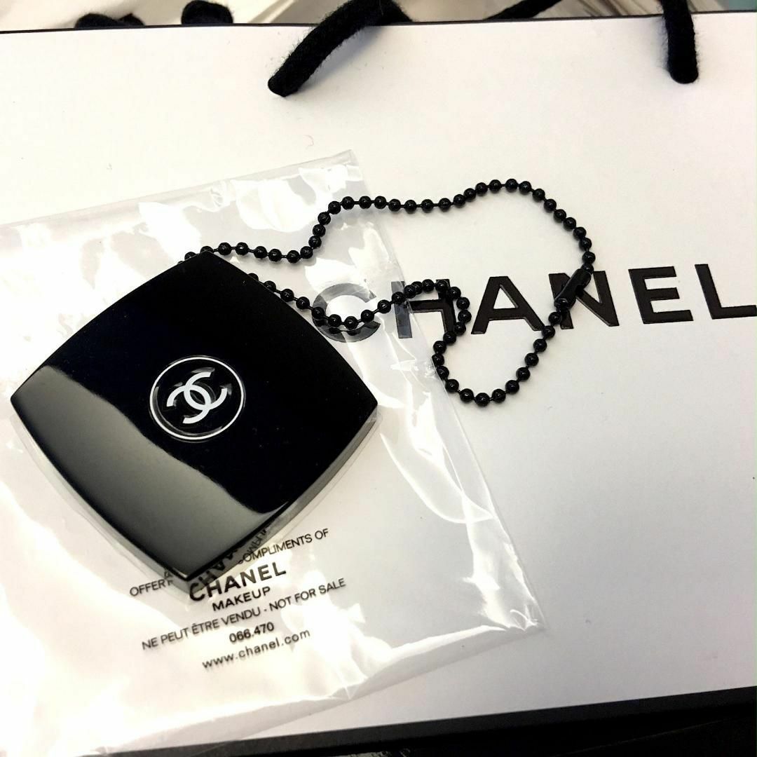 CHANEL(シャネル)のシャネル　黒　ミニミラー 鏡 キーホルダー 新品・未使用♪　非売品 レディースのファッション小物(ミラー)の商品写真