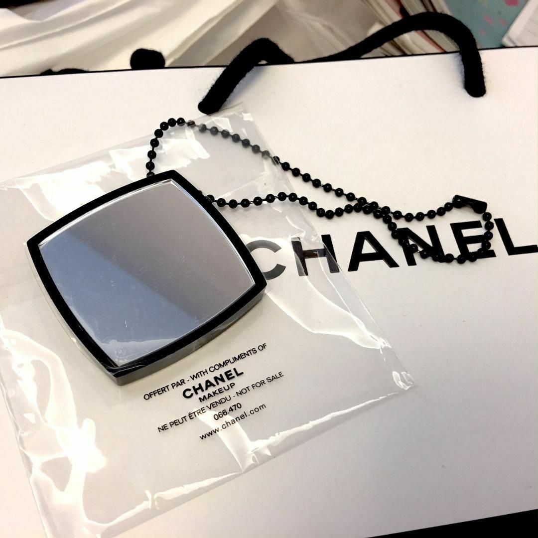 CHANEL(シャネル)のシャネル　黒　ミニミラー 鏡 キーホルダー 新品・未使用♪　非売品 レディースのファッション小物(ミラー)の商品写真