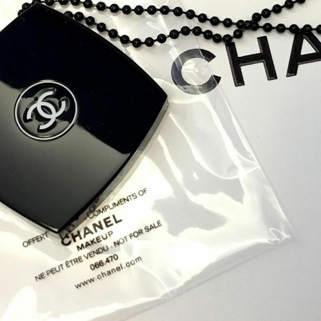 CHANEL(シャネル)のシャネル　黒　ミニミラー 鏡 キーホルダー 新品・未使用♪　非売品 レディースのファッション小物(ミラー)の商品写真