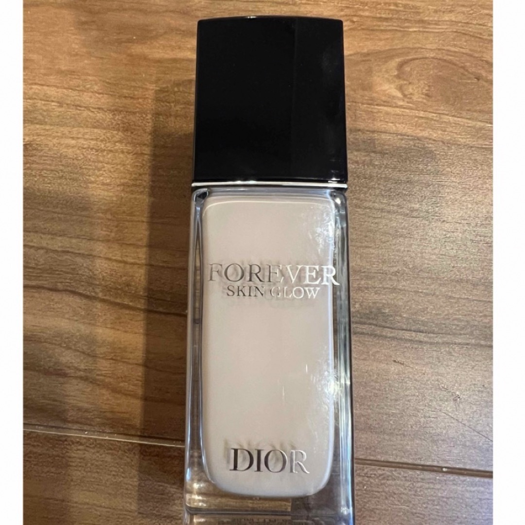 Dior(ディオール)のディオールスキンフォーエヴァー　フルイドグロウ　リキッドファンデーション　1N コスメ/美容のベースメイク/化粧品(ファンデーション)の商品写真