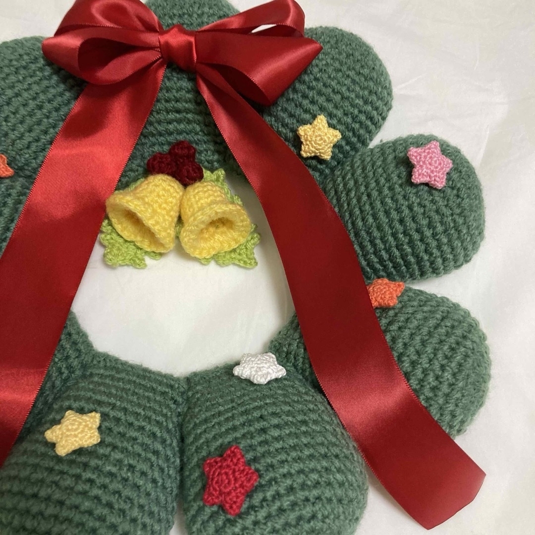 かぎ針編み ハンドメイド フラワーモチーフ クリスマスリース ハンドメイドのインテリア/家具(インテリア雑貨)の商品写真