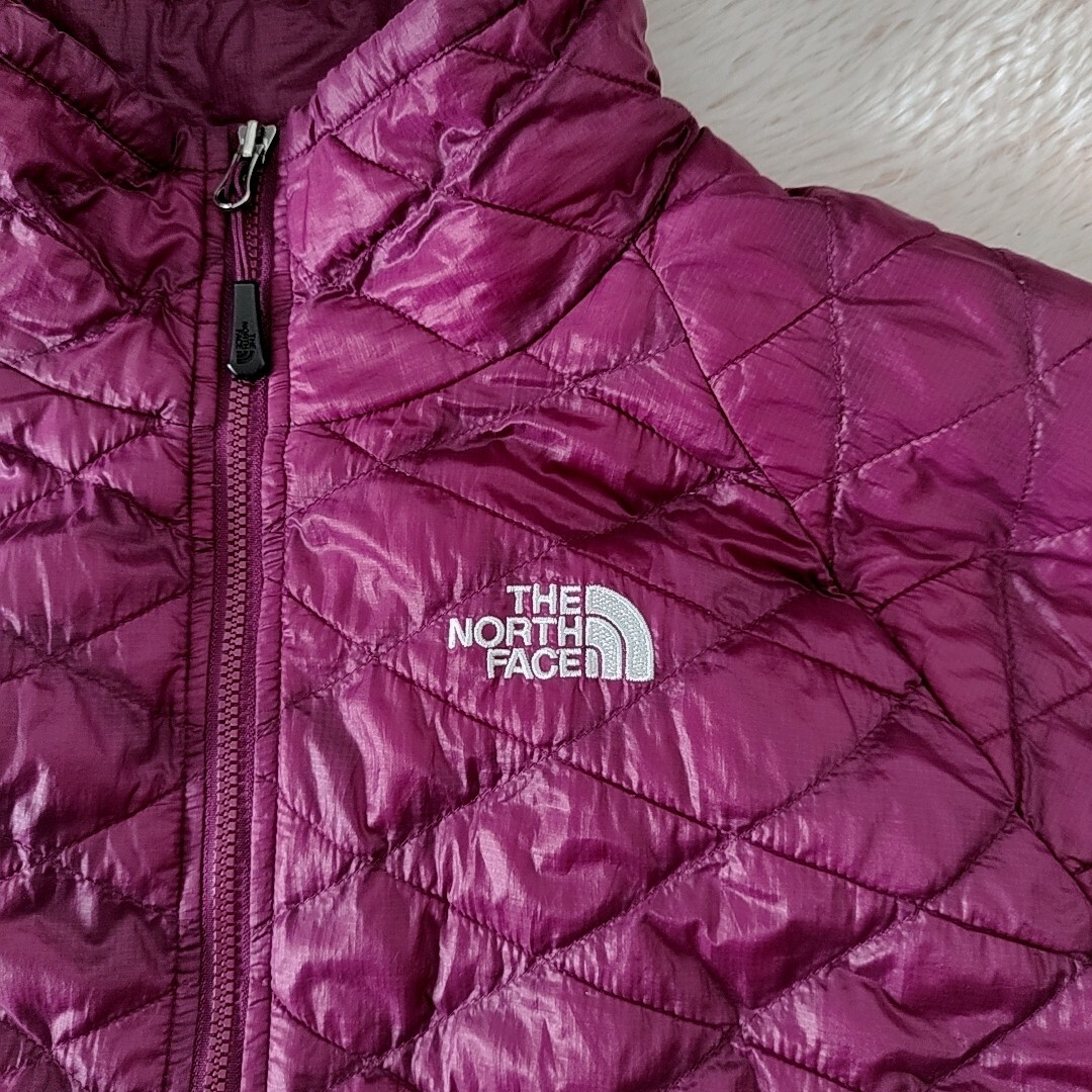 THE NORTH FACE(ザノースフェイス)のノースフェイス　フルジップ　中綿　ナイロンジャケット　赤　紫　Lサイズ　古着 レディースのジャケット/アウター(ナイロンジャケット)の商品写真