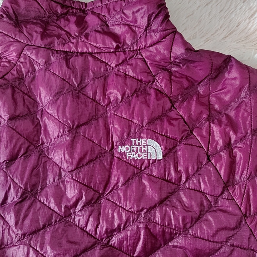 THE NORTH FACE(ザノースフェイス)のノースフェイス　フルジップ　中綿　ナイロンジャケット　赤　紫　Lサイズ　古着 レディースのジャケット/アウター(ナイロンジャケット)の商品写真