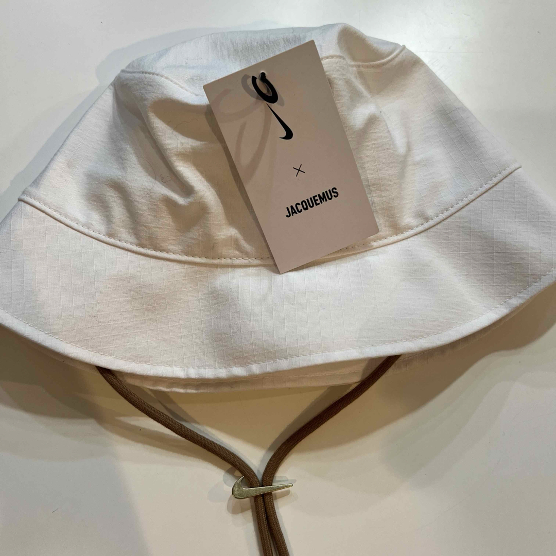 NIKE(ナイキ)の【新品未使用】NIKE jacquemus バケットハット L/XL メンズの帽子(ハット)の商品写真