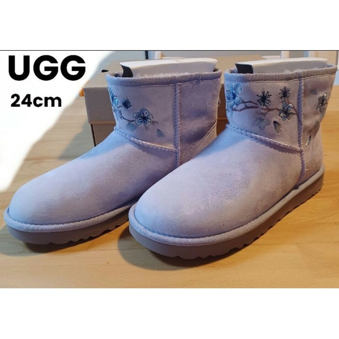 UGG(アグ)のUGG ブーツ W CLASSIC MINI BLOSSOM 桜 刺繍 パープル レディースの靴/シューズ(ブーツ)の商品写真