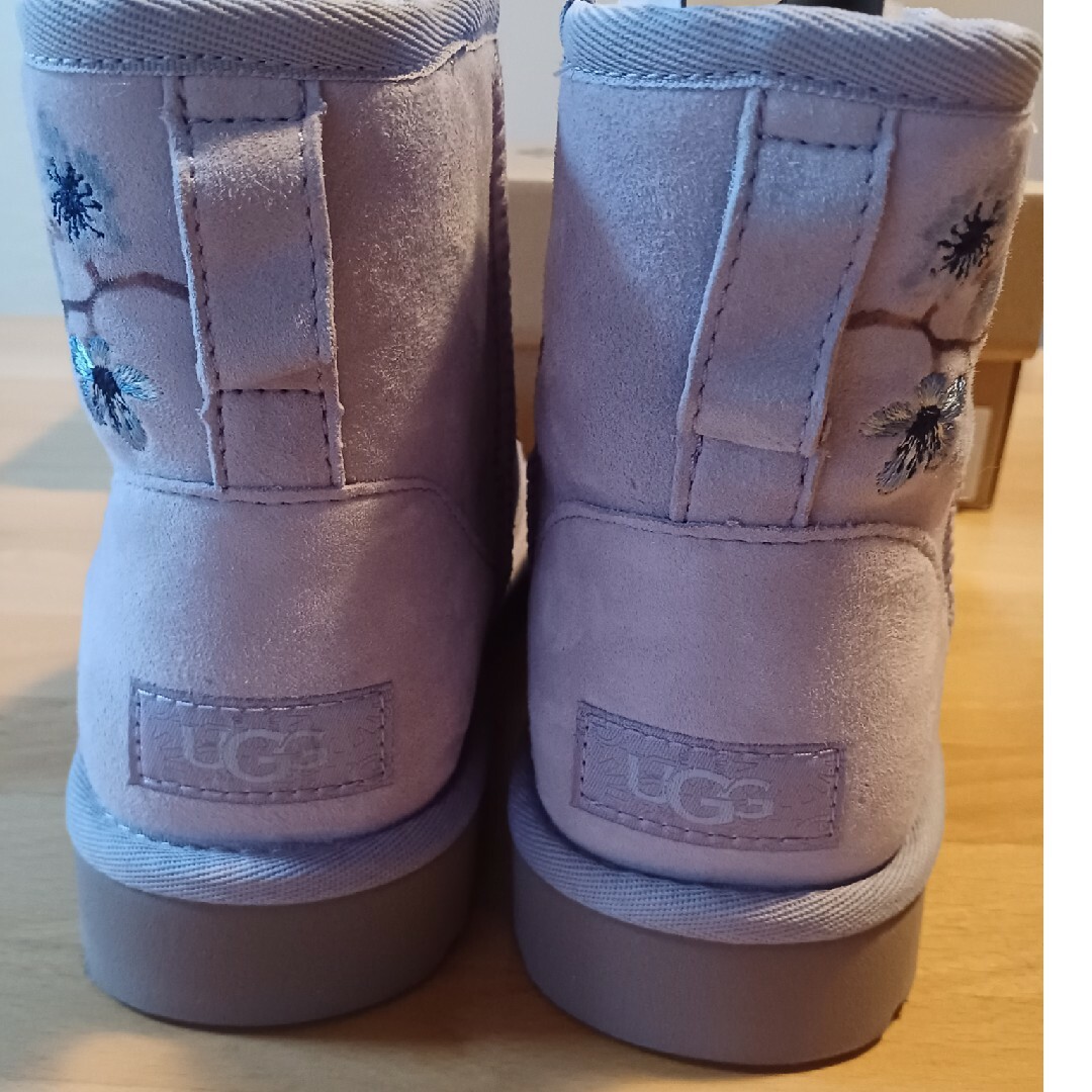 UGG(アグ)のUGG ブーツ W CLASSIC MINI BLOSSOM 桜 刺繍 パープル レディースの靴/シューズ(ブーツ)の商品写真