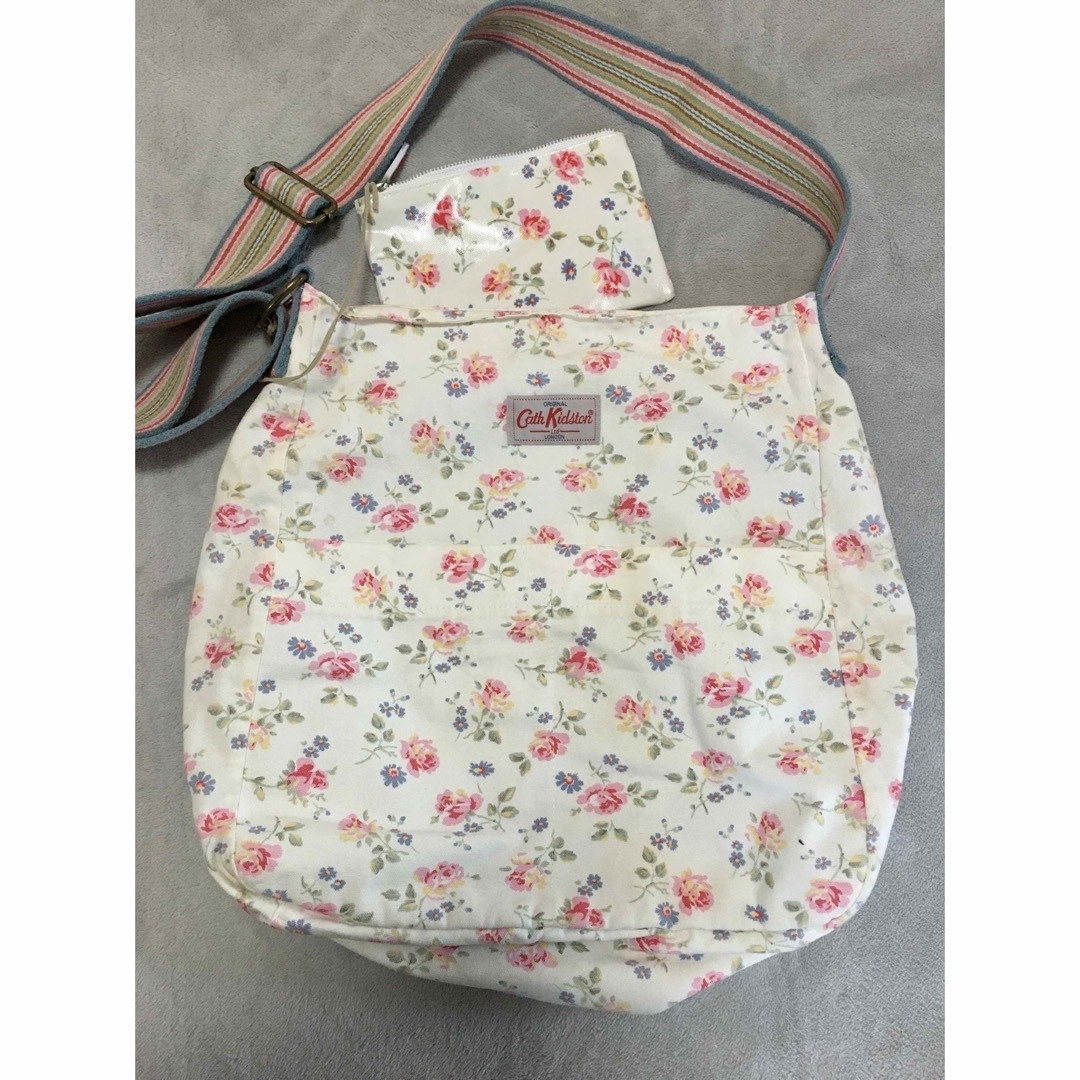 Cath Kidston(キャスキッドソン)の【ミニポーチ付】CathKidston キャスキッドソン ショルダーバッグ 花柄 レディースのバッグ(ショルダーバッグ)の商品写真