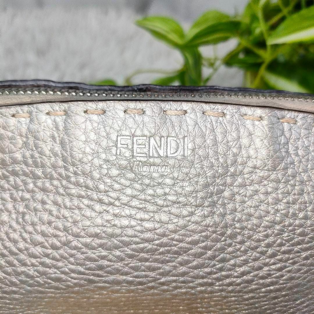 FENDI(フェンディ)のフェンディ ポーチ レザー シルバー ロゴ FENDI 化粧ポーチ 革 銀 、 レディースのファッション小物(ポーチ)の商品写真