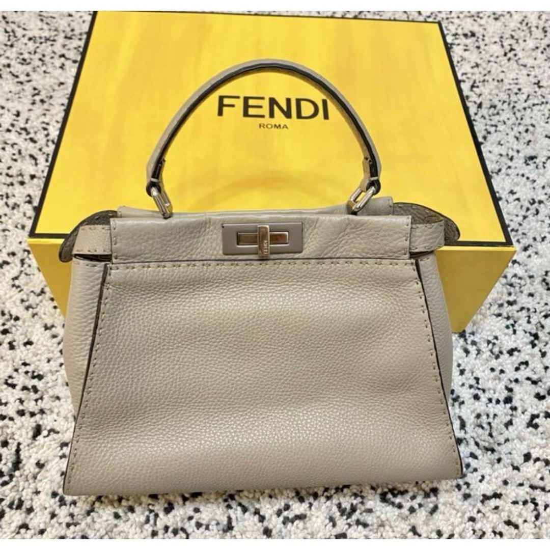 FENDI(フェンディ)のFENDI ピーカブー　セレリア　ミディアム レディースのバッグ(ハンドバッグ)の商品写真