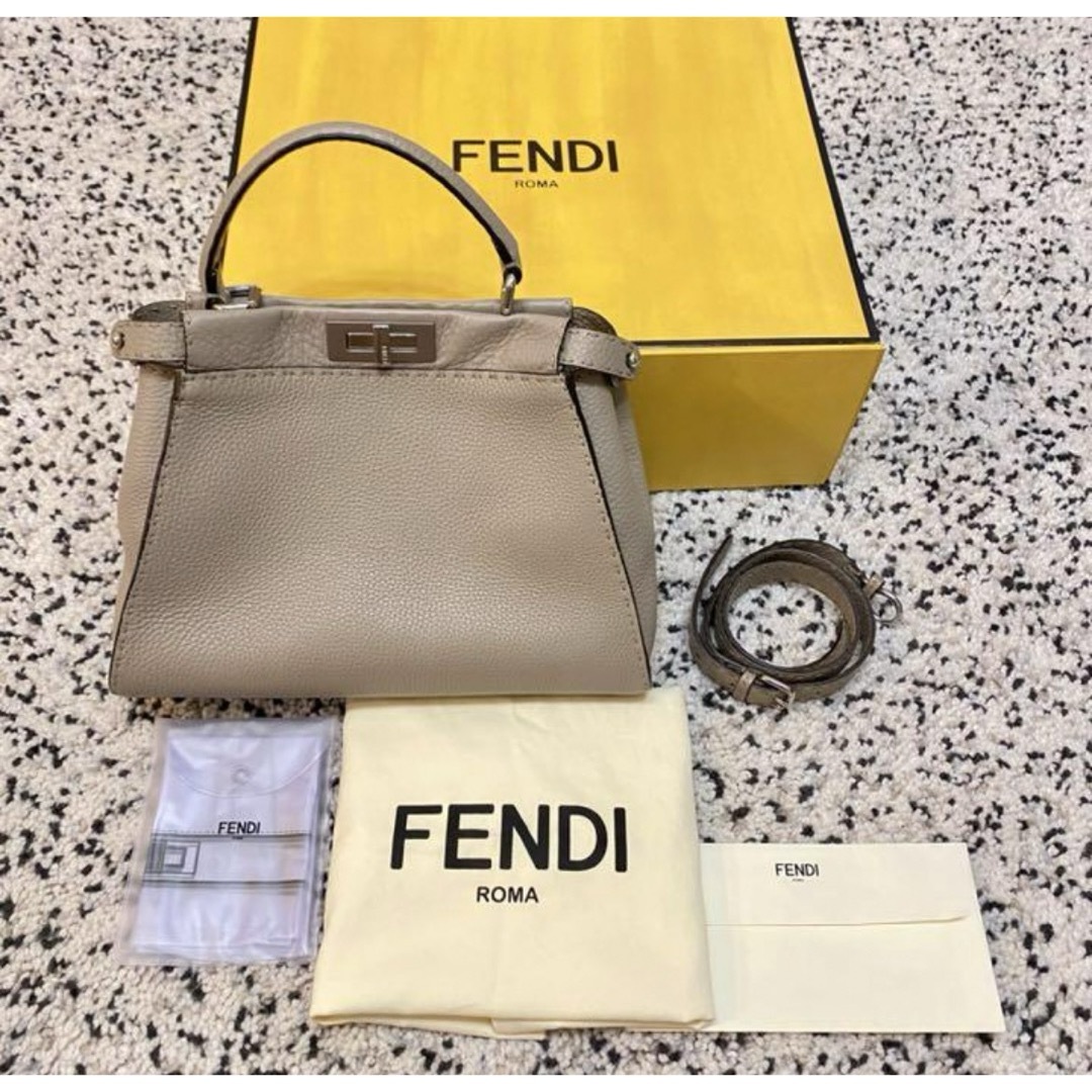 FENDI(フェンディ)のFENDI ピーカブー　セレリア　ミディアム レディースのバッグ(ハンドバッグ)の商品写真