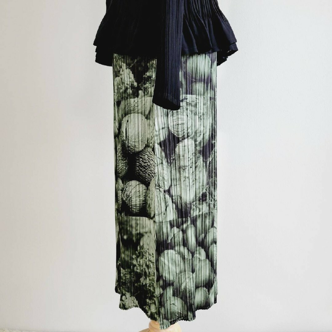 PLEATS PLEASE ISSEY MIYAKE(プリーツプリーズイッセイミヤケ)の【名作】2006　プリーツプリーズ　イッセイミヤケ　木の実　転写ロングスカート レディースのスカート(ロングスカート)の商品写真