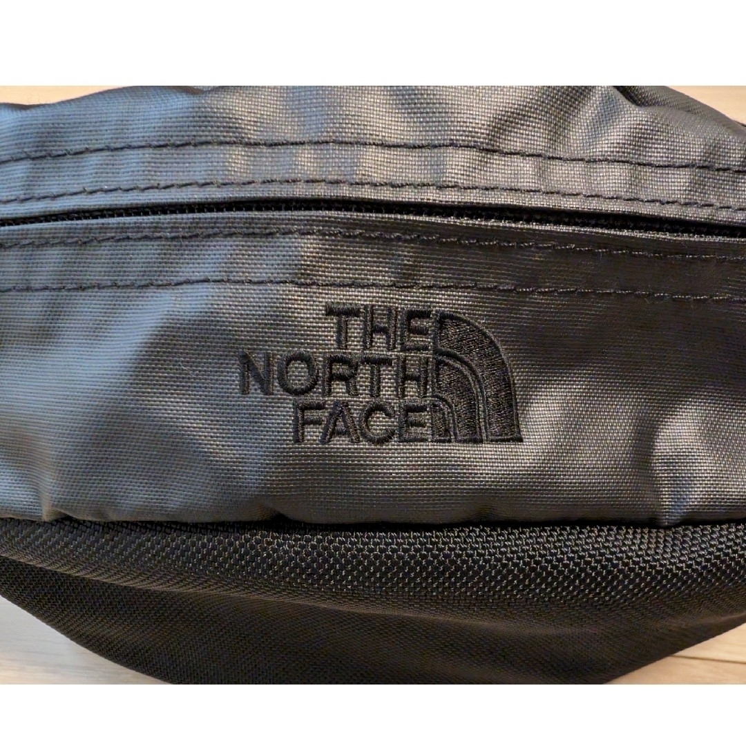 THE NORTH FACE(ザノースフェイス)の【ブラックカーボネート】THE NORTH FACE スウィープ メンズのバッグ(ウエストポーチ)の商品写真