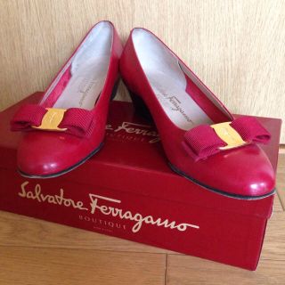 FERRAGAMO(靴/シューズ ・ レッド/赤色系)のフリマアイテム一覧 FERRAGAMO(靴/シューズ ・ レッド/赤色系)のフリマアイテム一覧