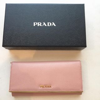 プラダ(PRADA)の✴︎美品プラダ長財布メタル新作ピンク✴︎(財布)