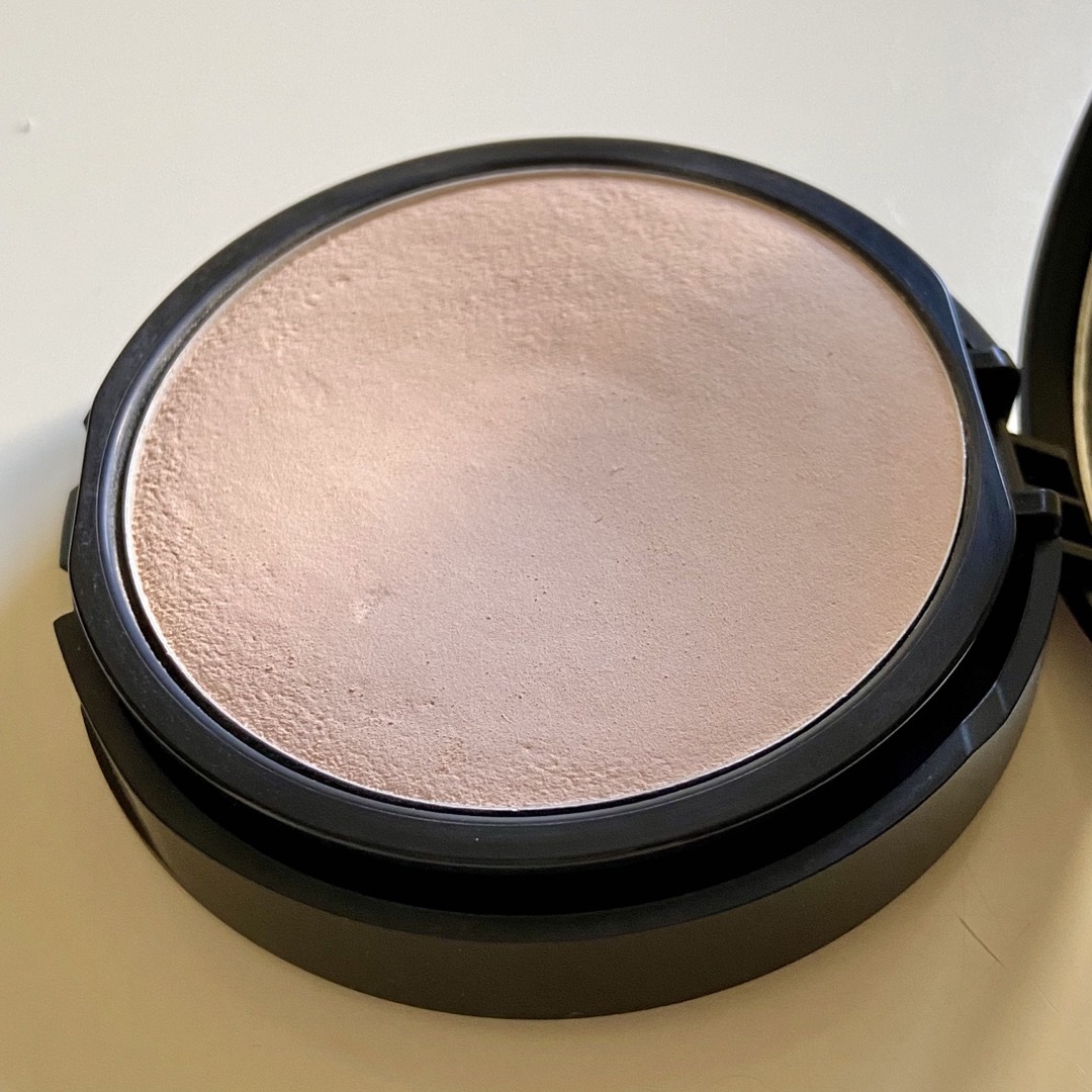 bareMinerals(ベアミネラル)のベアプロ 16HR パウダー ファンデーション コスメ/美容のベースメイク/化粧品(ファンデーション)の商品写真