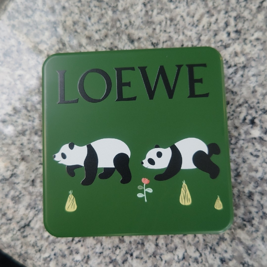 LOEWE(ロエベ)のLOEWE　スナ・フジタ　コラボ　クッキー缶　パンダ 食品/飲料/酒の食品(菓子/デザート)の商品写真