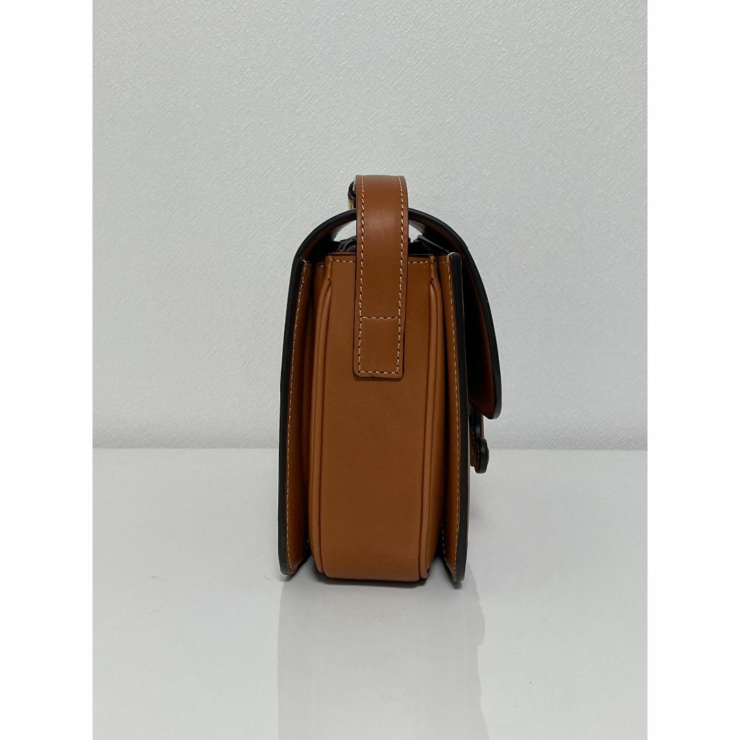 celine(セリーヌ)のミディアム キュイルトリオンフ／ナチュラルカーフスキン　タン  CELINE レディースのバッグ(ハンドバッグ)の商品写真