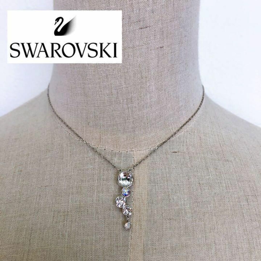 SWAROVSKI(スワロフスキー)の美品　スワロフスキー　ネックレス　縦3×横1cm　長さ38-43cm レディースのアクセサリー(ネックレス)の商品写真