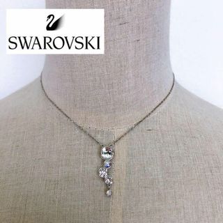 スワロフスキー(SWAROVSKI)の美品　スワロフスキー　ネックレス　縦3×横1cm　長さ38-43cm(ネックレス)