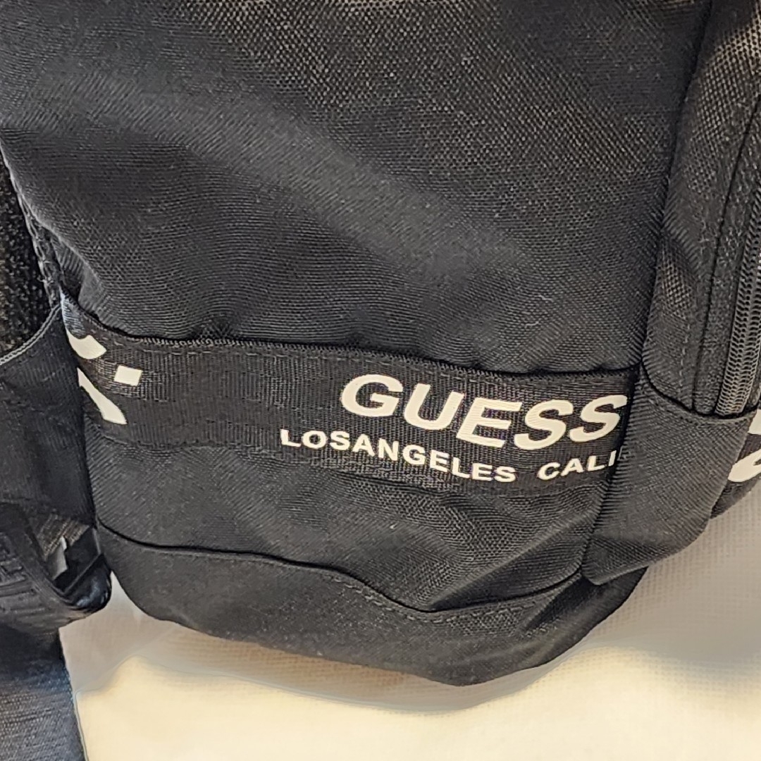 GUESS(ゲス)の新品 未使用 GUESS ゲス リュックサック デイパック ブラック  袋付 レディースのバッグ(リュック/バックパック)の商品写真