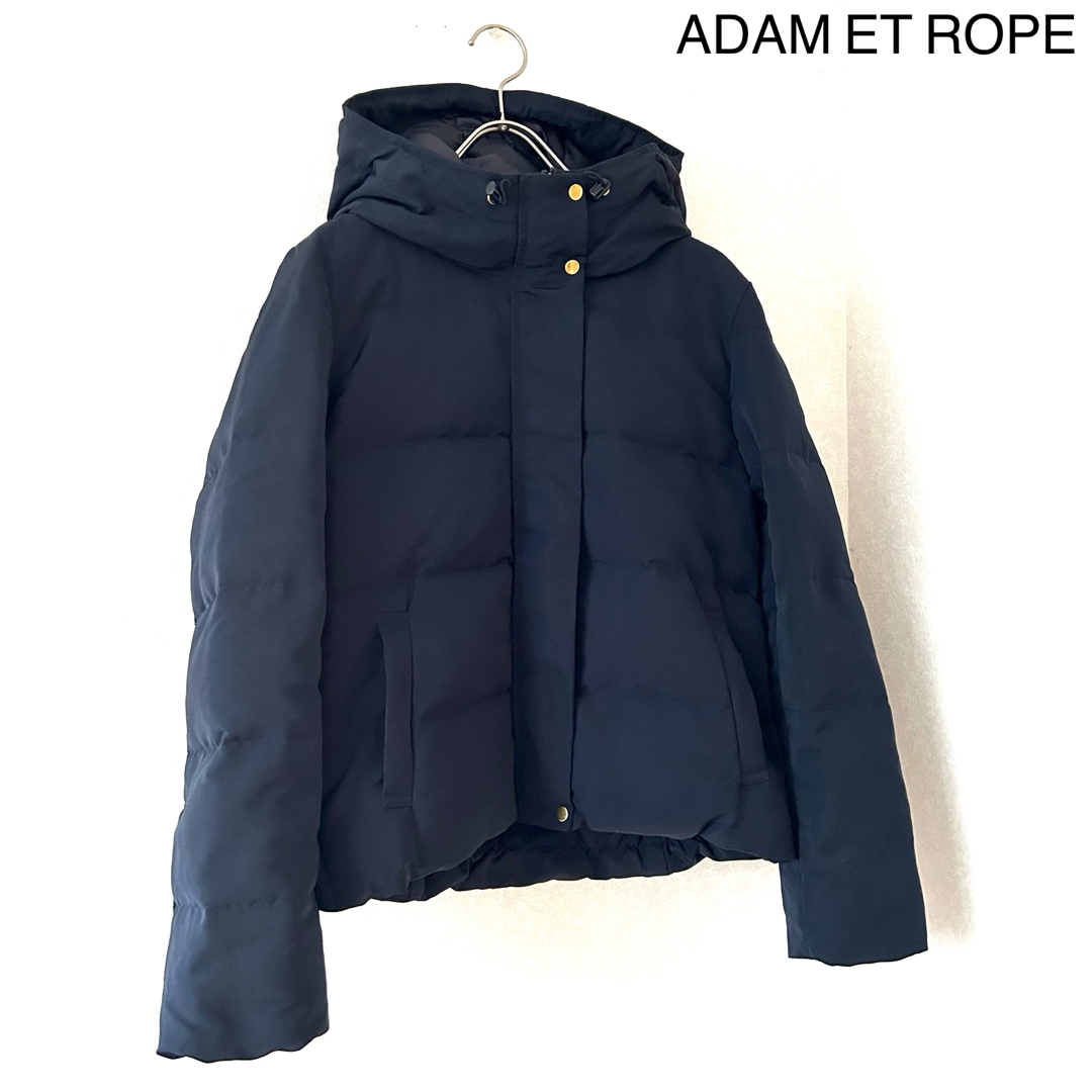 Adam et Rope'(アダムエロぺ)の【ADAM ET ROPE】手洗い可能　フードつきショートダウンコート レディースのジャケット/アウター(ダウンジャケット)の商品写真