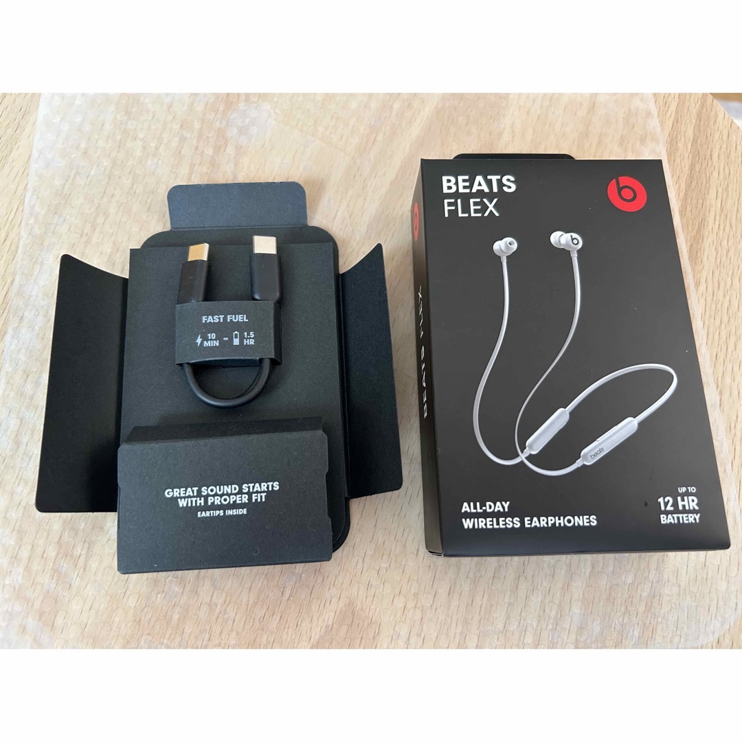 Beats by Dr Dre(ビーツバイドクタードレ)のAPPLE Beats Flex スモークグレイ スマホ/家電/カメラのオーディオ機器(ヘッドフォン/イヤフォン)の商品写真