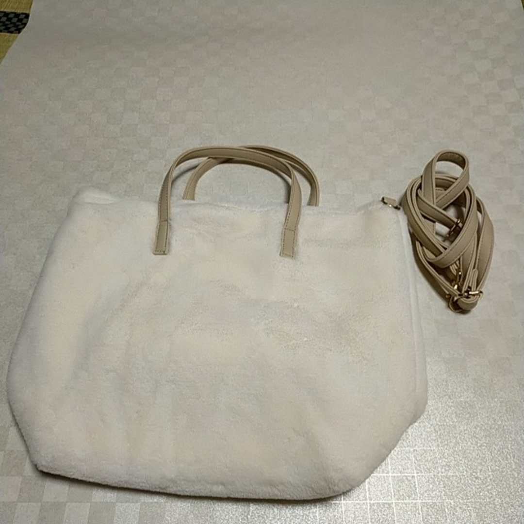 新品未使用　ファートートバッグ　ショルダーバッグ　2WAY　アイボリー　ホワイト レディースのバッグ(ショルダーバッグ)の商品写真