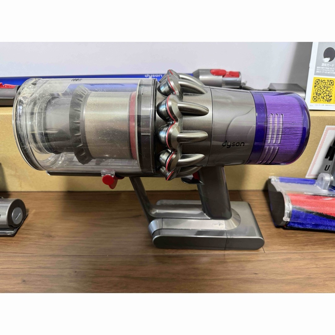 Dyson(ダイソン)の超美品 ダイソン Dyson V11 Fluffy 掃除機 SV14 コードレス スマホ/家電/カメラの生活家電(掃除機)の商品写真